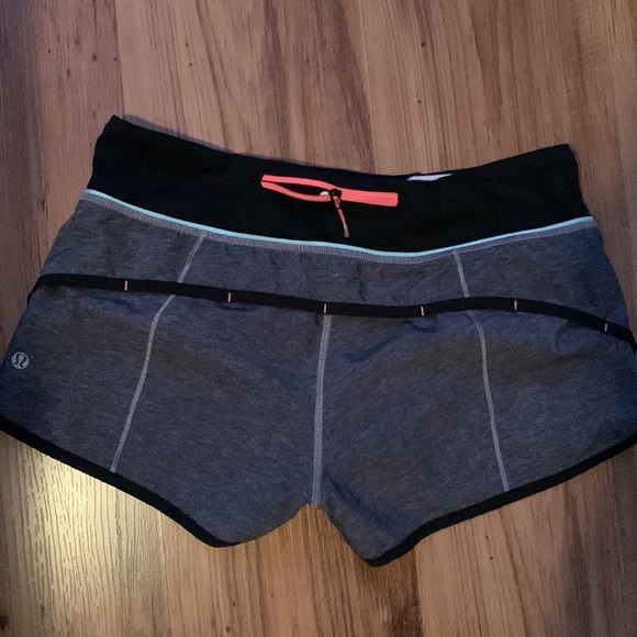 Size 6 lulu shorts - Picture 2 of 2